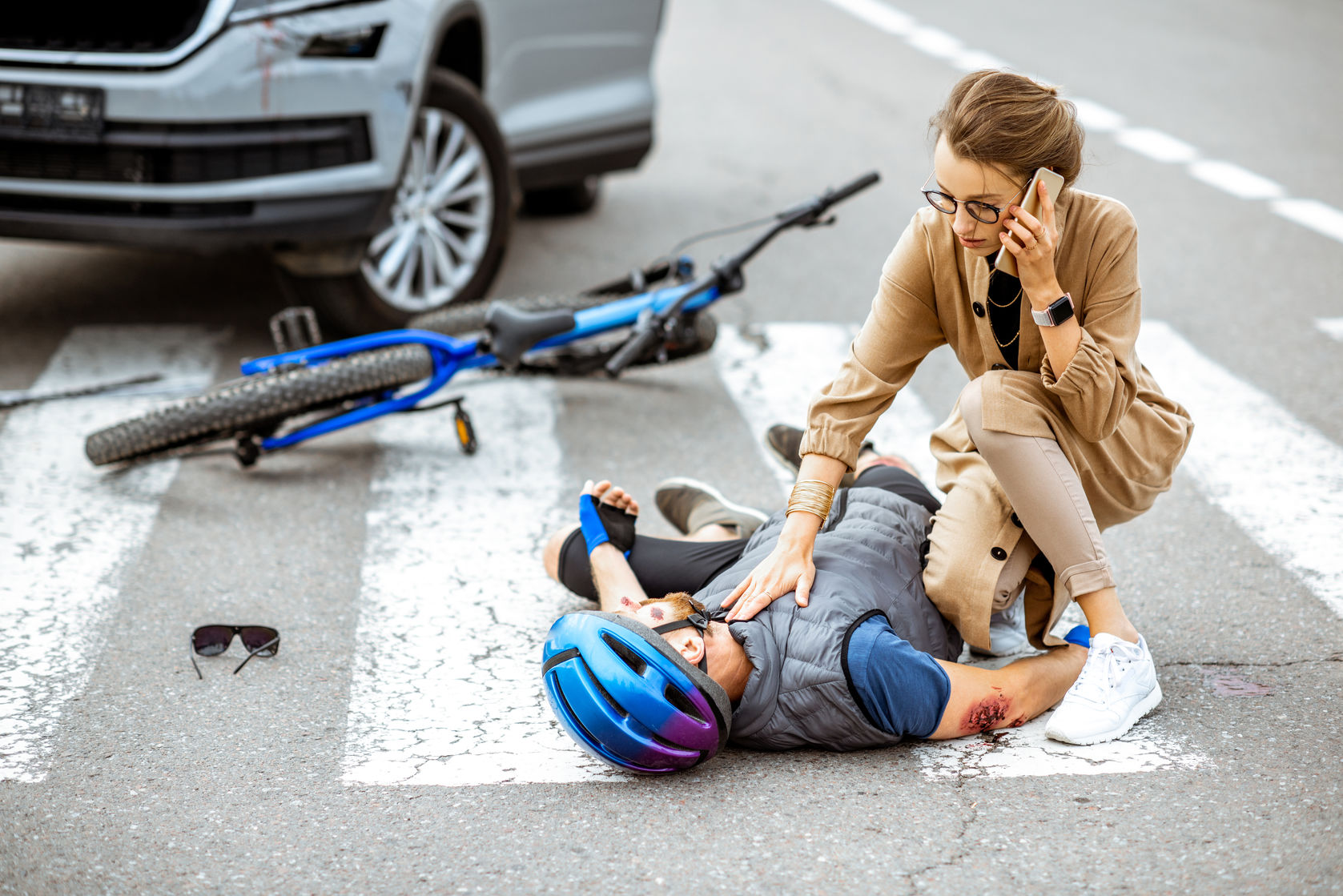 Accident de la route avec un cycliste blessé allongé