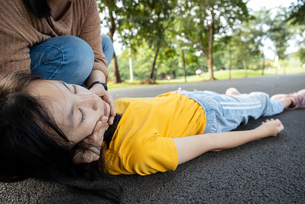 Une adolescente malade épileptique s'évanouit et tombe sur le sol